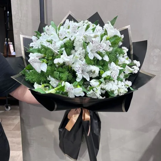 Ramo de flores astromelias blancas